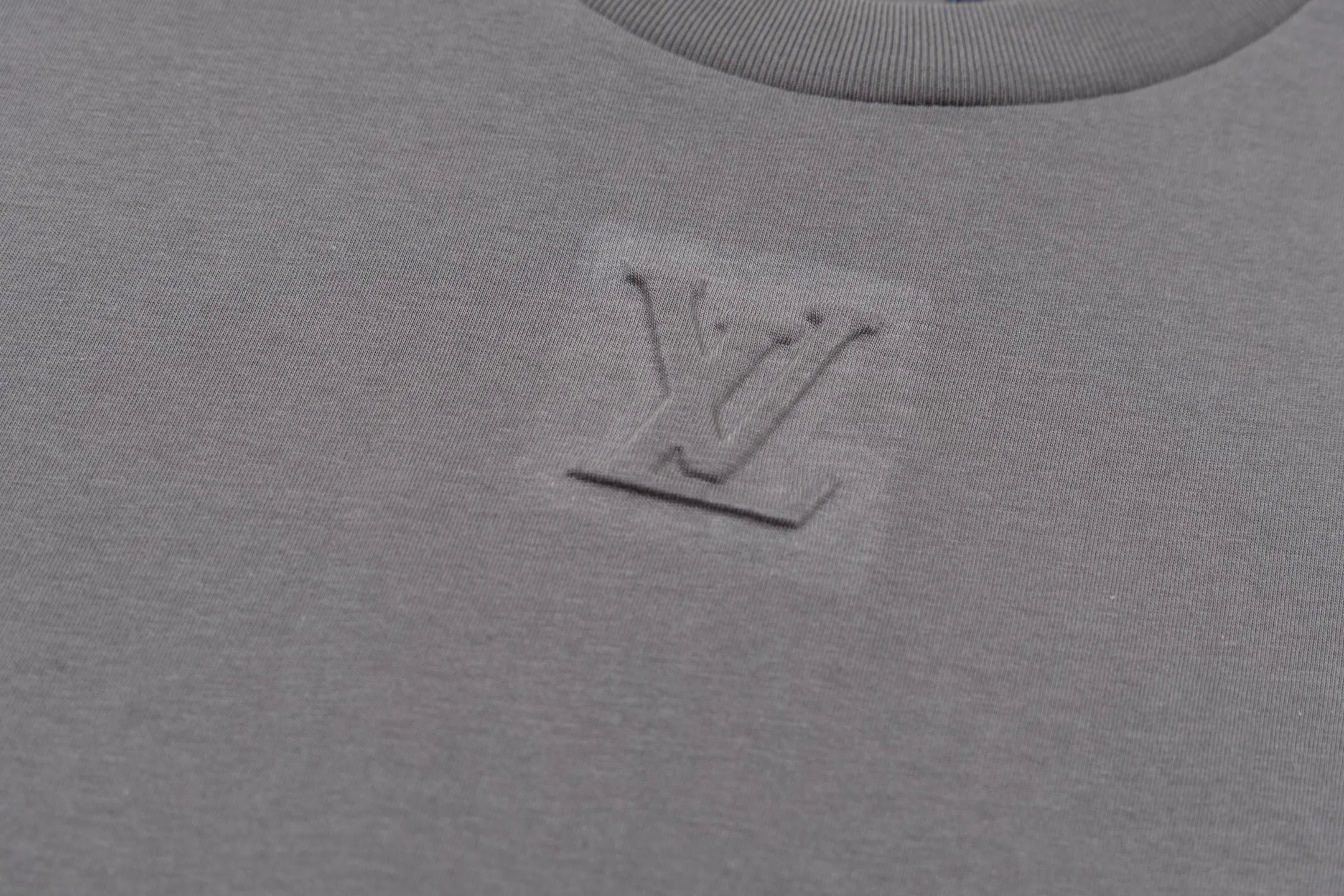 🅿️280 1v 25SS embossed short sleeves (grey) The fabric is made of 24S 185g special woven compact cotton fabric, and the rib is made of 32S 300g double yarn rib. It is woven with 24-count special compact cotton yarn. The weaving process requires high standards and requires the use of advanced looms and high-quality raw materials. Specially woven compact cotton has many advantages, such as softness and comfort, good breathability, strong wrinkle resistance, good durability, etc.; it has a tighter, softer and more delicate texture and feel. The chest logo is embroidered with a silicone backing, and a flexible silicone pad is pre-placed under the embroidery thread, giving the pattern a full three-dimensional feel and a unique soft elastic touch. It solves the stiffness problem of traditional embroidery, and enhances the visual level through the collision of materials, becoming the visual focus of integrating technology and handicrafts. The topstitching on the shoulders uses a special tension process to form flip-effect stitching, transforming the original functional stitching into a decorative element. The back-stitched cuff process accurately hides the seams on the inside, leaving only the pure outline of a complete rib. Echoing this is the mirror-image flip-stitching of the woven label on the back so that the glossy side of the label faces outwards, both of which create an inside-out design detail. Size:XS-S-M-L